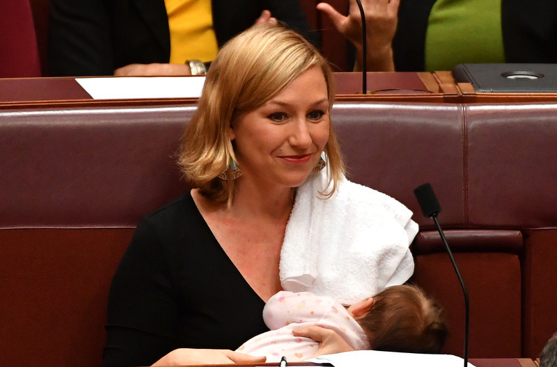 Političarka Larissa Waters bebu je hranila tokom sjednice parlamenta u Australiji (Foto: EPA-EFE)