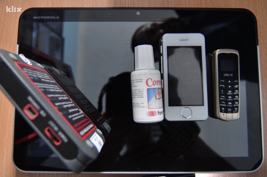 Dijelovi savremenih Motorolinih tehničkih aparata za pronalazak GSM signala zajedno sa oduzetim minijaturnim telefonima (Foto: K. S./Klix.ba)