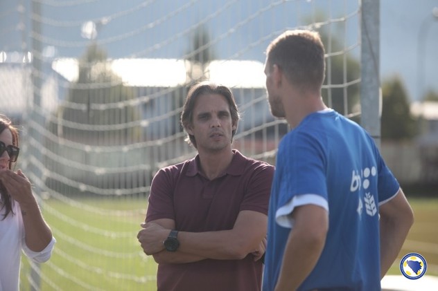 Nuno Gomes u razgovoru s kapitenom reprezetnacije BiH - Edinom Džekom