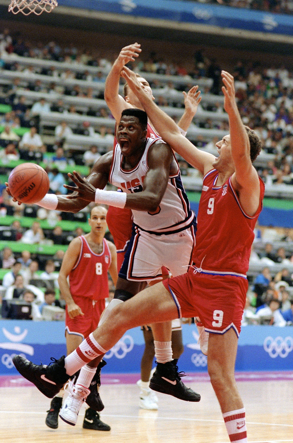 Dino Rađa u duelu s Patrickom Ewingom u dresu hrvatske reprezentacije