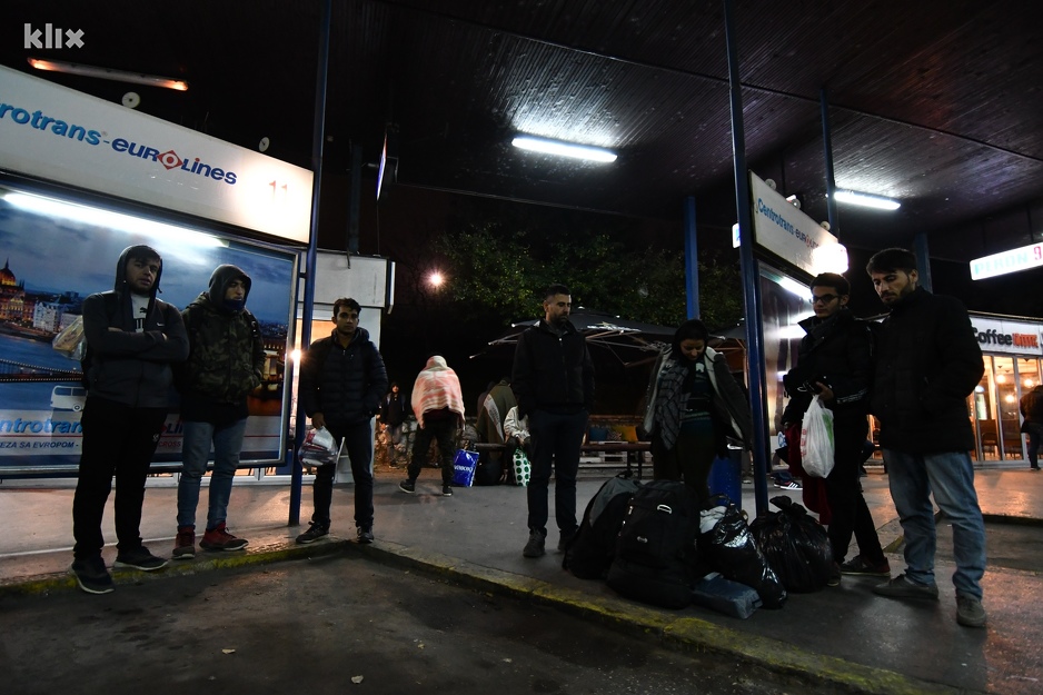Gužve na autobuskoj i željezničkoj stanici, migranti iz Sarajeva svakodnevno odlaze u Bihać 181022069.17_xl