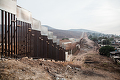 Američka vojska postavlja betonsku ogradu na granici sa Meksikom 181028102.3_th