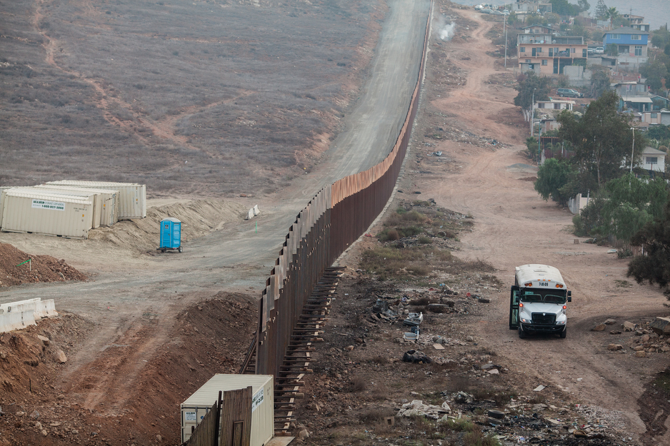 Američka vojska postavlja betonsku ogradu na granici sa Meksikom 181028102.5_xl