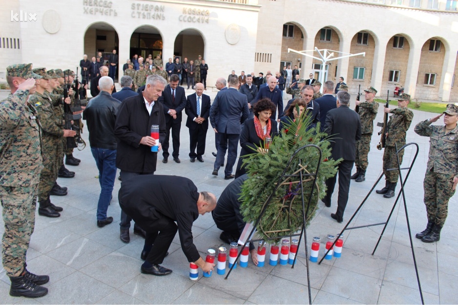 Jučerašnje polaganje vijenaca u Mostaru (Foto: R. D./Klix.ba)