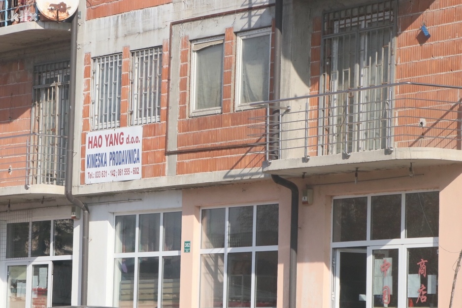 azijski tranzitni sekscrna maca na bijelim klincima