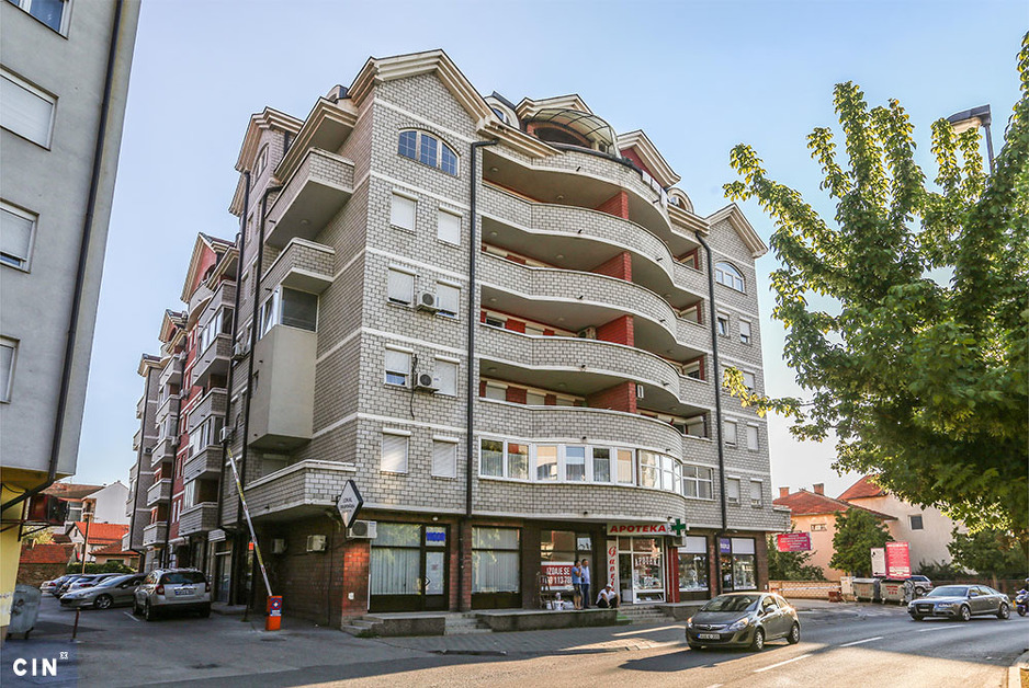 U ovoj zgradi su dva stana spojena u petosoban za Milicu Marković. Ona ima ključ desetak godina, ali komšije kažu da je stan prazan i da nikada nije živjela u njemu (Foto: CIN) (Foto: Klix.ba)