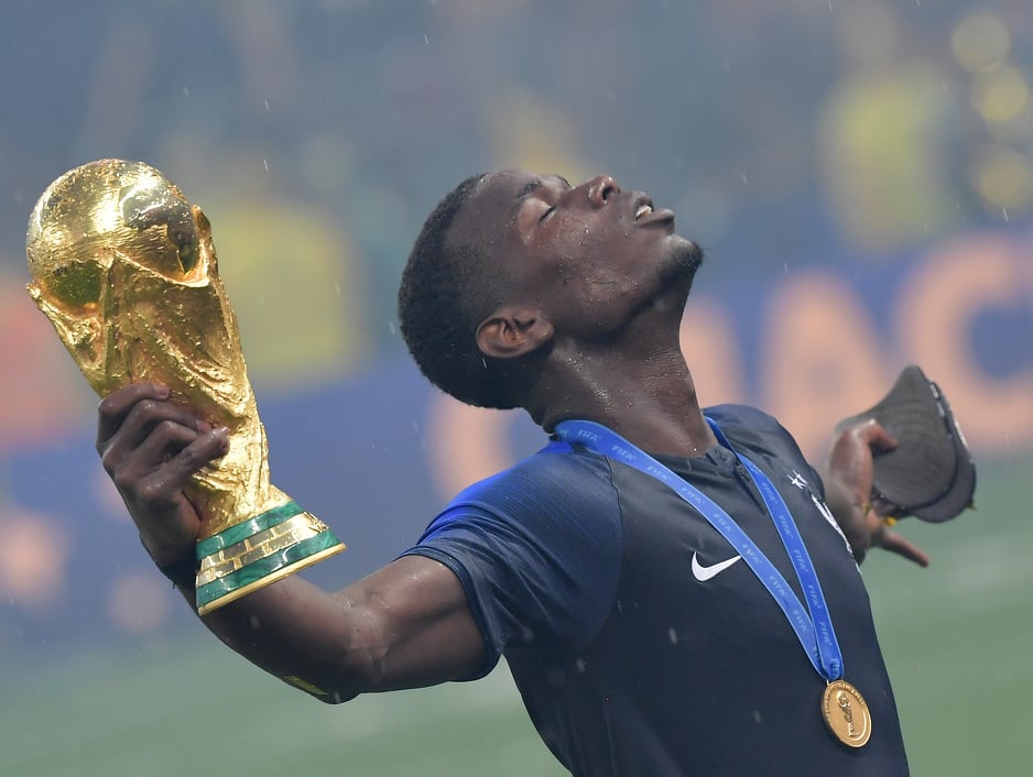 Paul Pogba sa trofejom svjetskog prvaka
