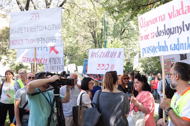 Protesti prosvjetnih radnika u KS (Foto: Arhiv/Klix.ba)