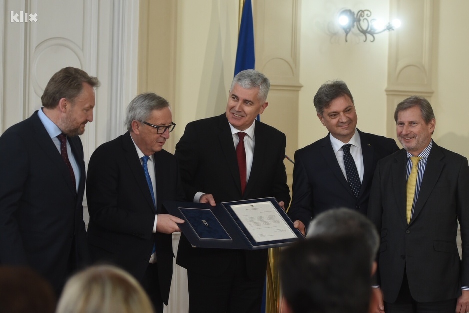 Predaja odgovora na Upitnik Evropske komisije (Foto: Klix.ba)