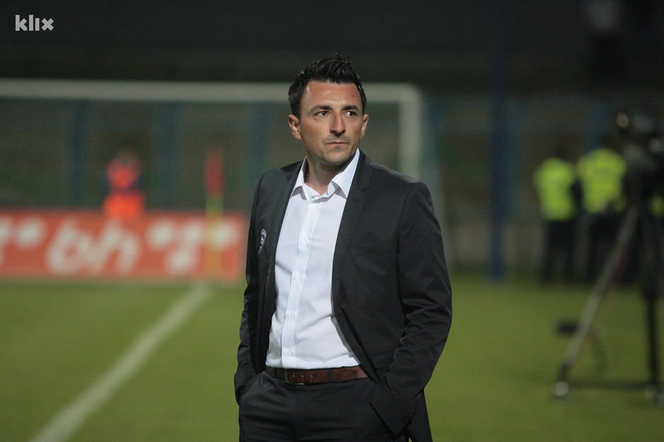 Nermin Bašić na klupi Metalleghea tokom meča protiv Željezničara 2016. godine. (Foto: Klix.ba)