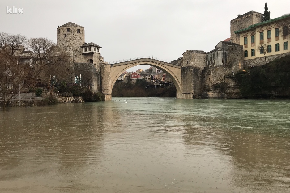 Poplavljeni plato ispod Starog mosta (Foto: R. D./Klix.ba)