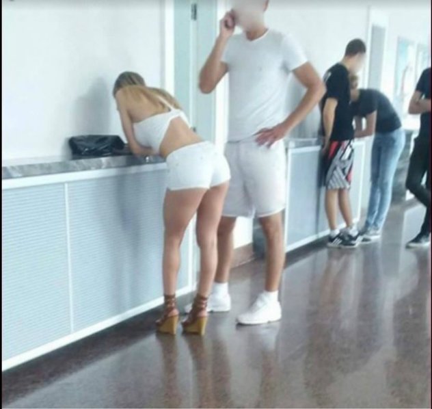 Studentica predaje dokumente na jednom fakultetu u Srbiji (Foto: Facebook)