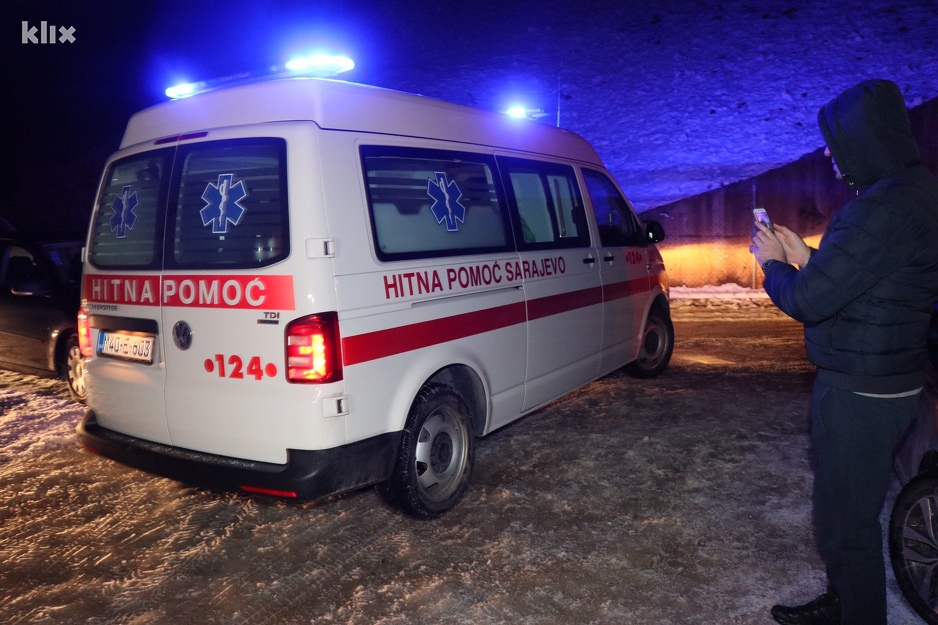 Povrijeđeni policajac odvezen kolima Hitne pomoći (Foto: H. M./Klix.ba)