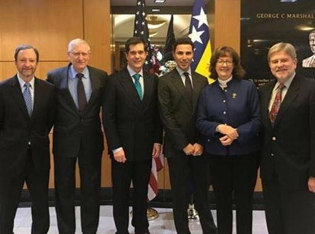 Patrick Moon, Richard Kauzlarich, Eric Nelson (sa partnerom), Maureen Cormack i Charles English