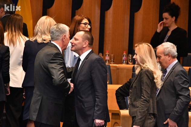 Prijateljski poljubac Sredoje Novića i Zlatka Miletića (Foto: I. Š./Klix.ba)