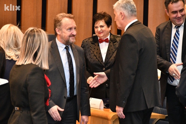 Čović pruža ruku Izetbegovića (Foto: I. Š./Klix.ba)
