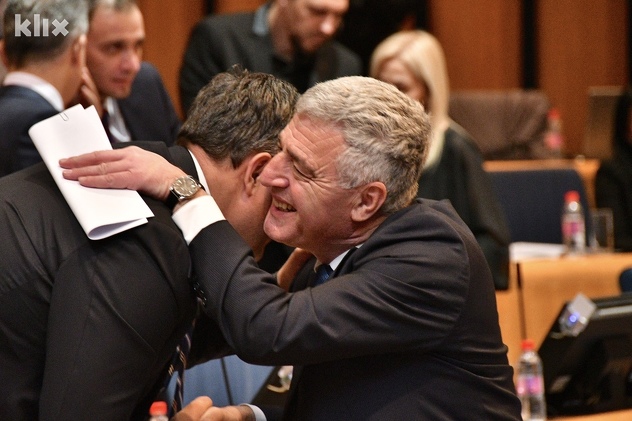 Zagrljaj Asima Sarajlića i Lazara Prodanovića (Foto: I. Š./Klix.ba)