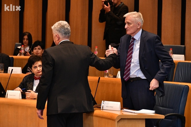 Rukovanje stranačkih kolega: Nikola Špirić i Lazar Prodanović (Foto: I. Š./Klix.ba)