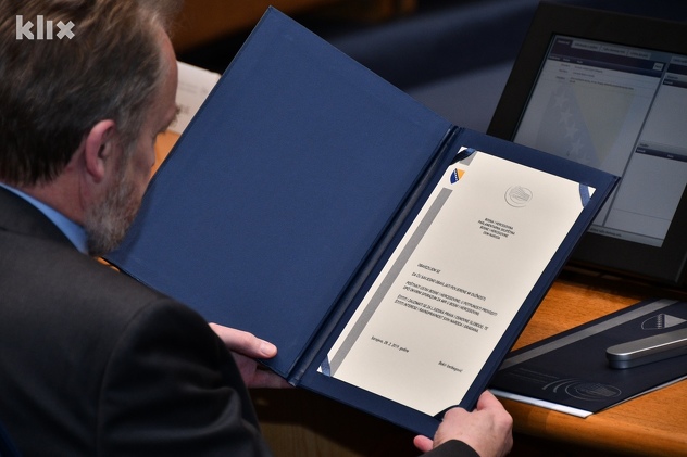 Bakir Izetbegović čita uvjerenje o dodjeli mandata (Foto: I. Š./Klix.ba)
