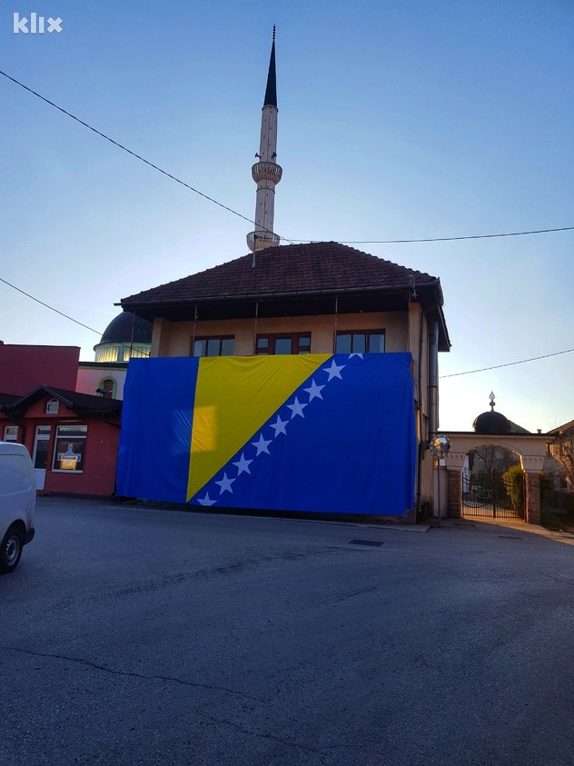 Zastava BiH u Novom Šeheru ranijih godina (Foto: E. M./Klix.ba)