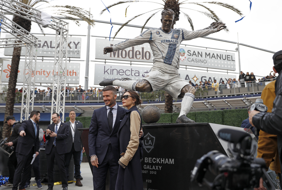David i Victoria Beckhama ispred statue (Foto: AFP)