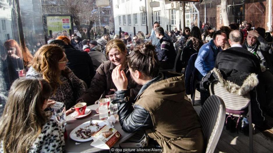 Foto: BBC / Prištinski kafić