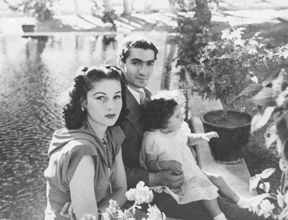 Foto: AP ( Shah Muhammed Reza Pahlevi sa suprugom i kćerkom)