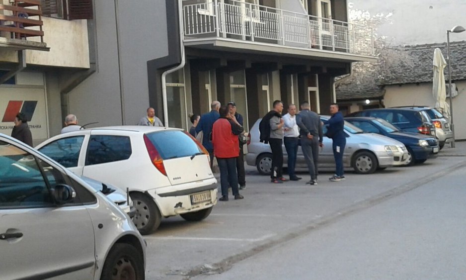 Okupljanje ispred sjedišta SNS-a