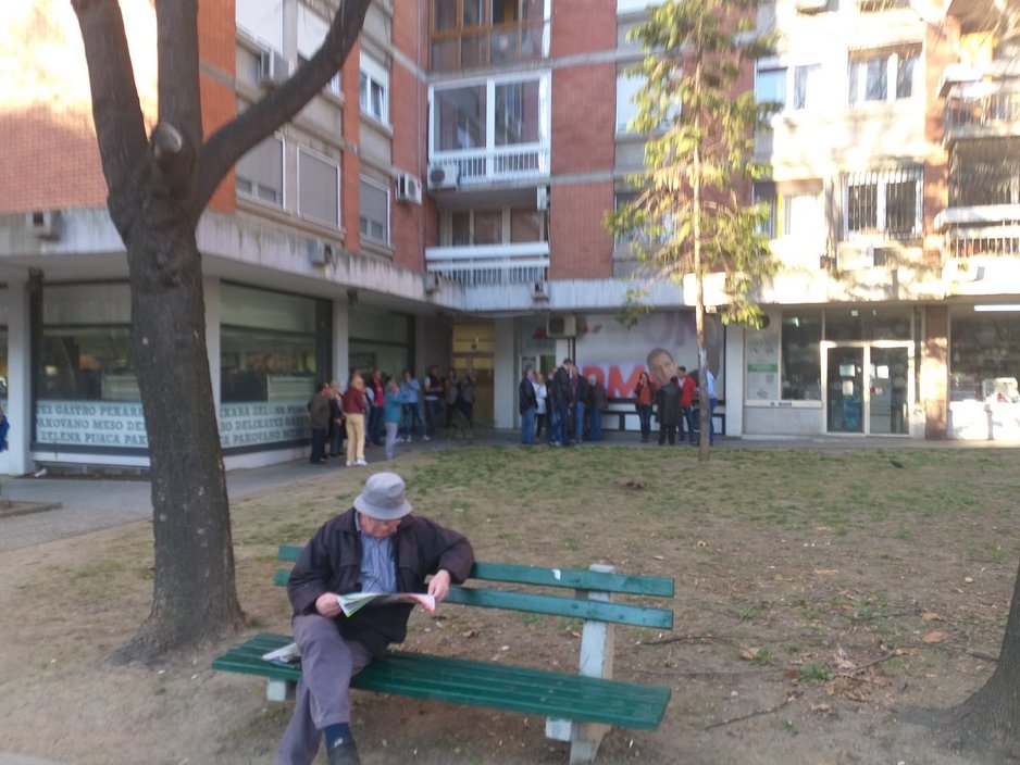 Okupljanje ispred sjedišta SNS-a