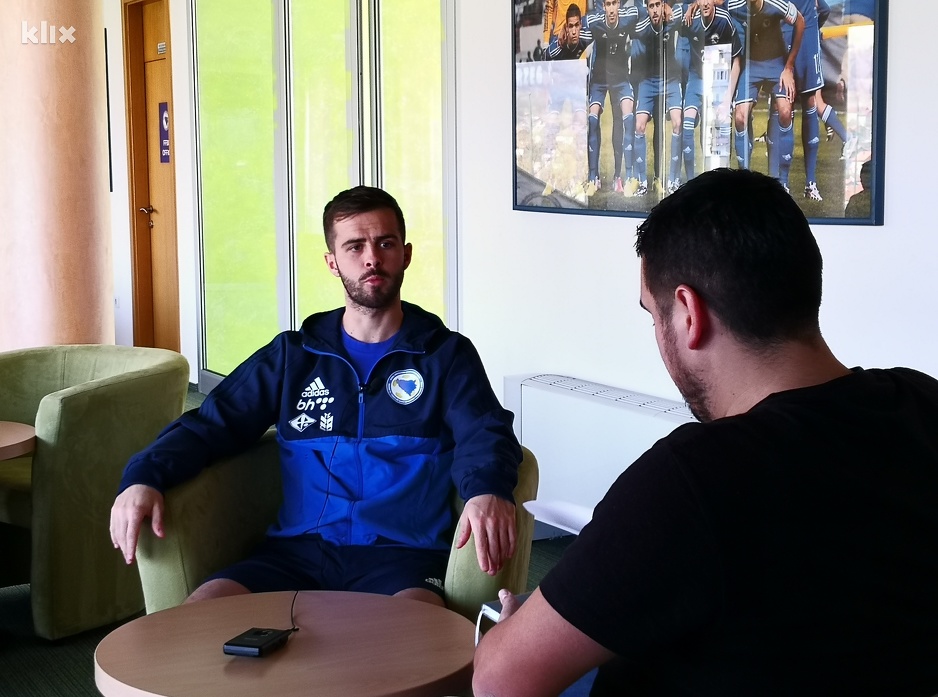 Pjanić u razgovoru s novinarom portala Klix.ba (Foto: E.M./Klix.ba)