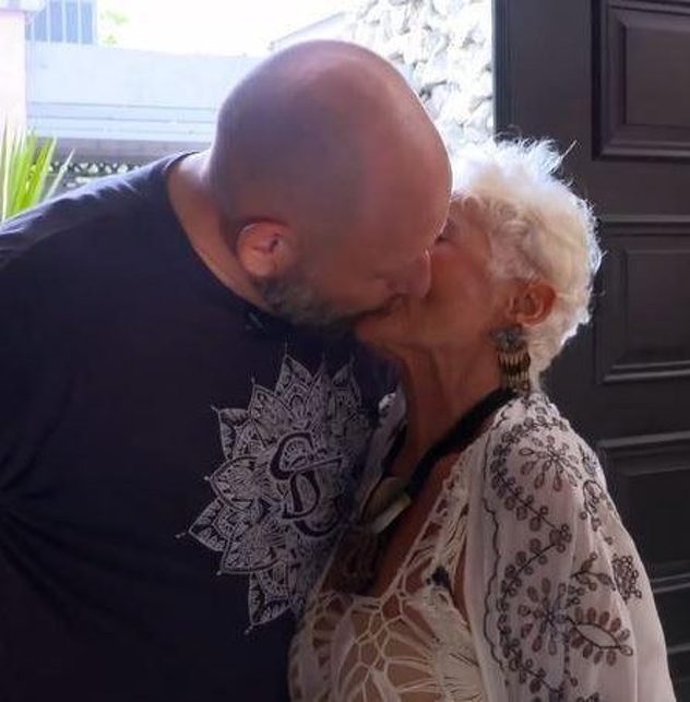 Foto: Channel 5 / Hattie sa jednim od partnera, Johnom