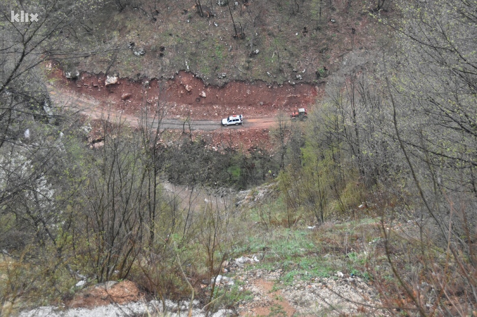 Provalija pored ceste (Foto: M.O./Klix.ba)