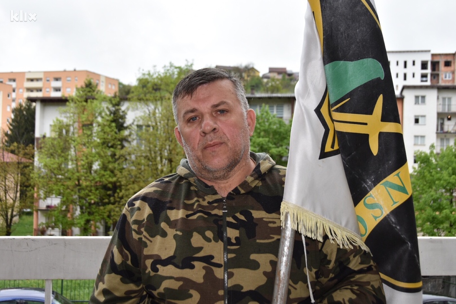 Hasan Dolovac sa zastavom UB Zelene beretke (Foto: M.O./Klix.ba)