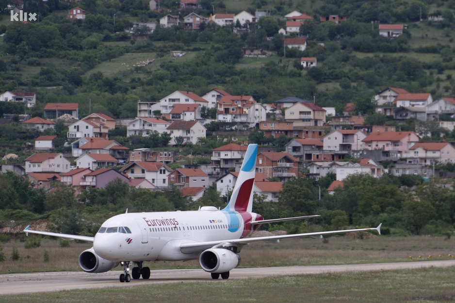 Eurowingsov A320 jutros na pisti Aerodroma Mostar (Foto: R. D./Klix.ba)