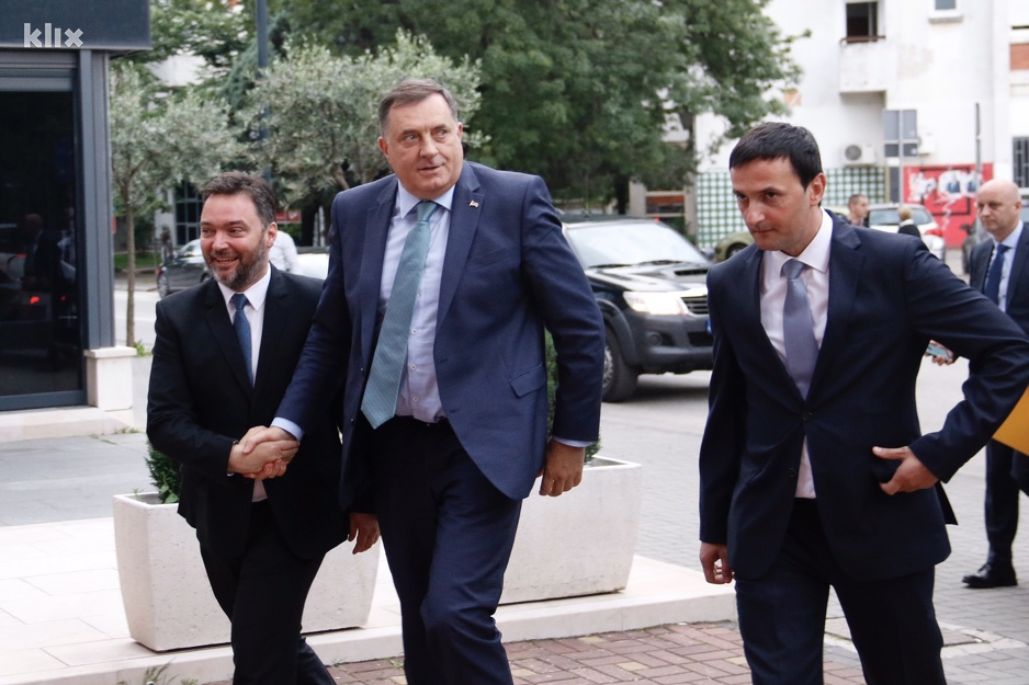 Milorad Dodik sa delegacijom dolazi u prostorije HDZ-a na sastanak s Draganom Čovićem (Foto: R. D./Klix.ba)