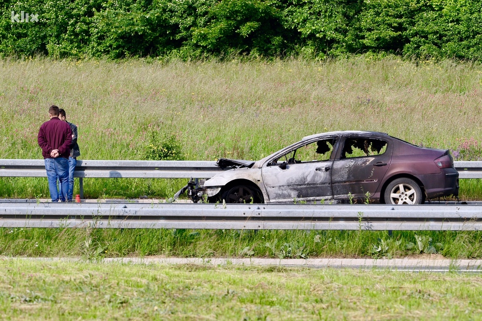 Crni porno automobil
