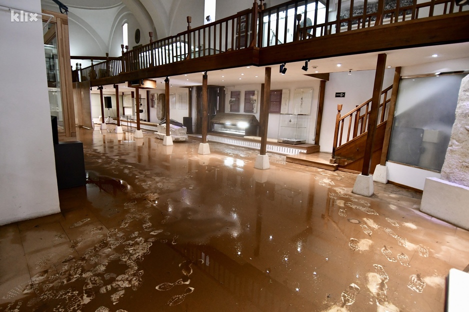 Haotično stanje u Bursa-bezistanu na Baščaršiji nakon pljuska (Foto: D. S./Klix.ba)