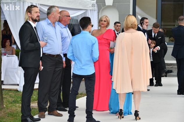 Zvanice na svadbi Emira Ganića i Irme Lugušić (Foto: I. Š./Klix.ba)