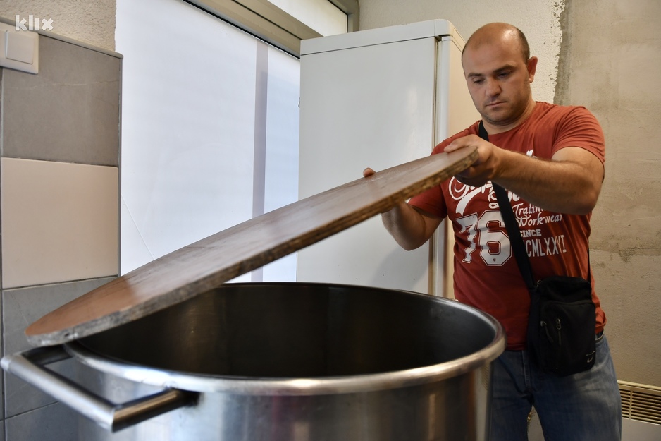Foto: Kenan Bektaši objašnjava proces kuhanja (Foto: I. Š./Klix.ba)