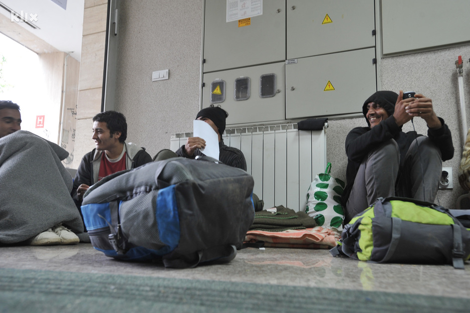 Migranti često borave u prizemlju zgrade u kojoj je smješten Terenski ured u Tuzli (Foto: Arhiv/Klix.ba)