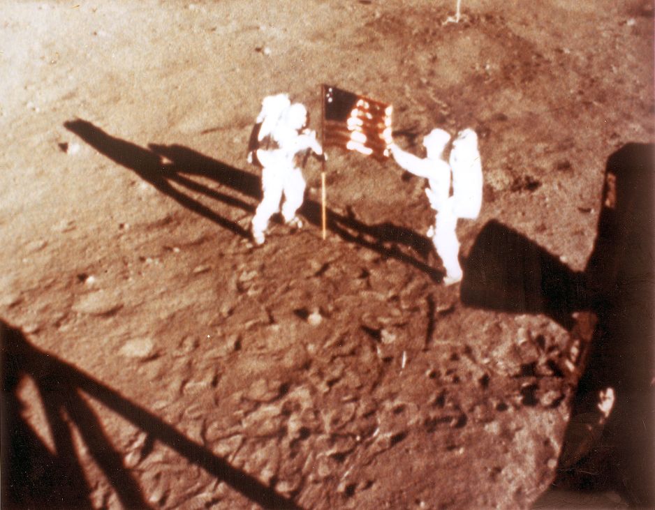Armstrong i Aldrin zabadaju zastavu SAD-a na mjesečevo tlo (Foto: AFP)