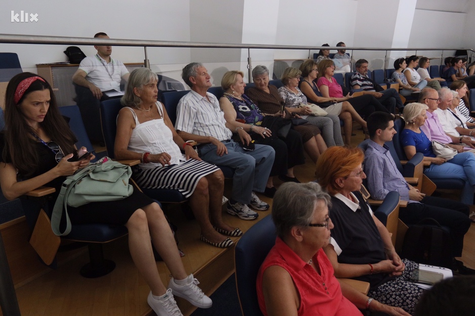 Građani prate zasjedanje (Foto: H. M./Klix.ba)