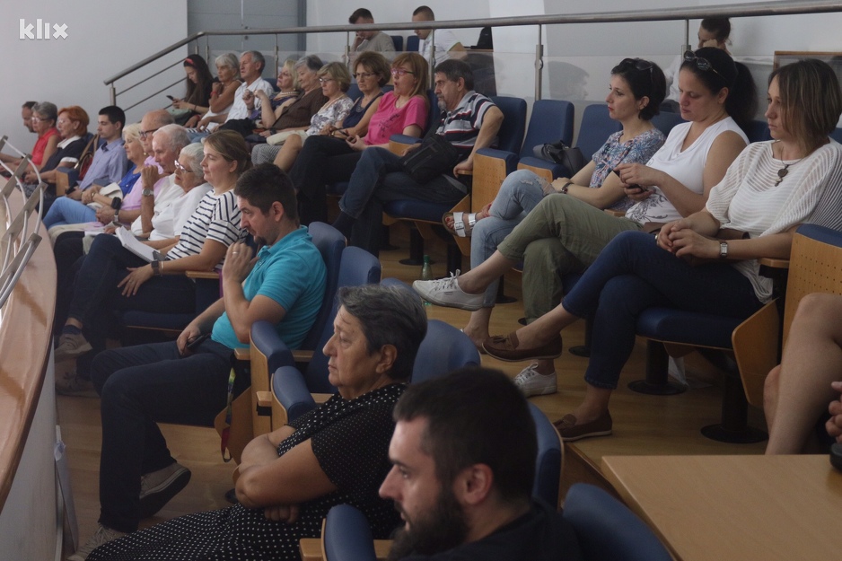 Građani prate zasjedanje (Foto: H. M./Klix.ba)