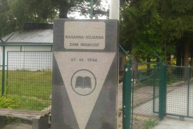 Spomenik i tabla s nazivom kasarne u Pazariću (prije)