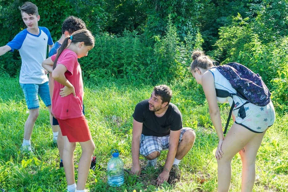 Osmić s učenicima izvan školskih klupa (Foto: Privatni album)