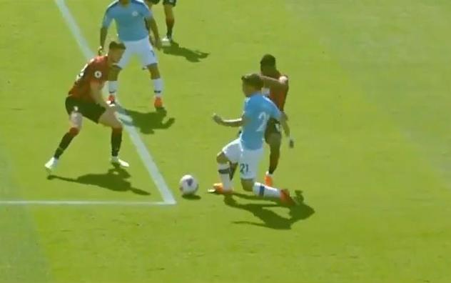 Igrač Bournemotuha očigledno zaustavlja kretanje Davida Silve koji je ulazio u peterac