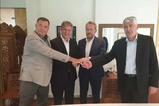 Lars-Gunnar Wigemark vidno zadovoljan nakon potpisanog sporazuma 5. augusta