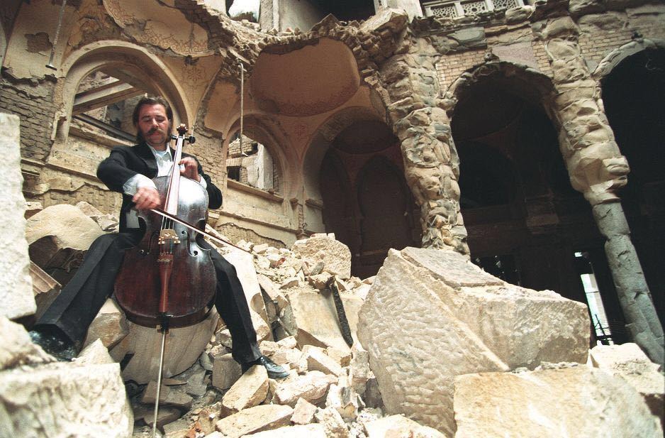 Smajlović svira violončelo u razrušenoj Vijećnici