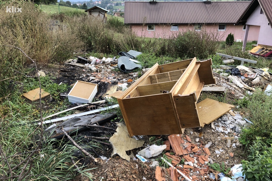 Napravljena je mini-deponija (Foto: I. Š./Klix.ba)