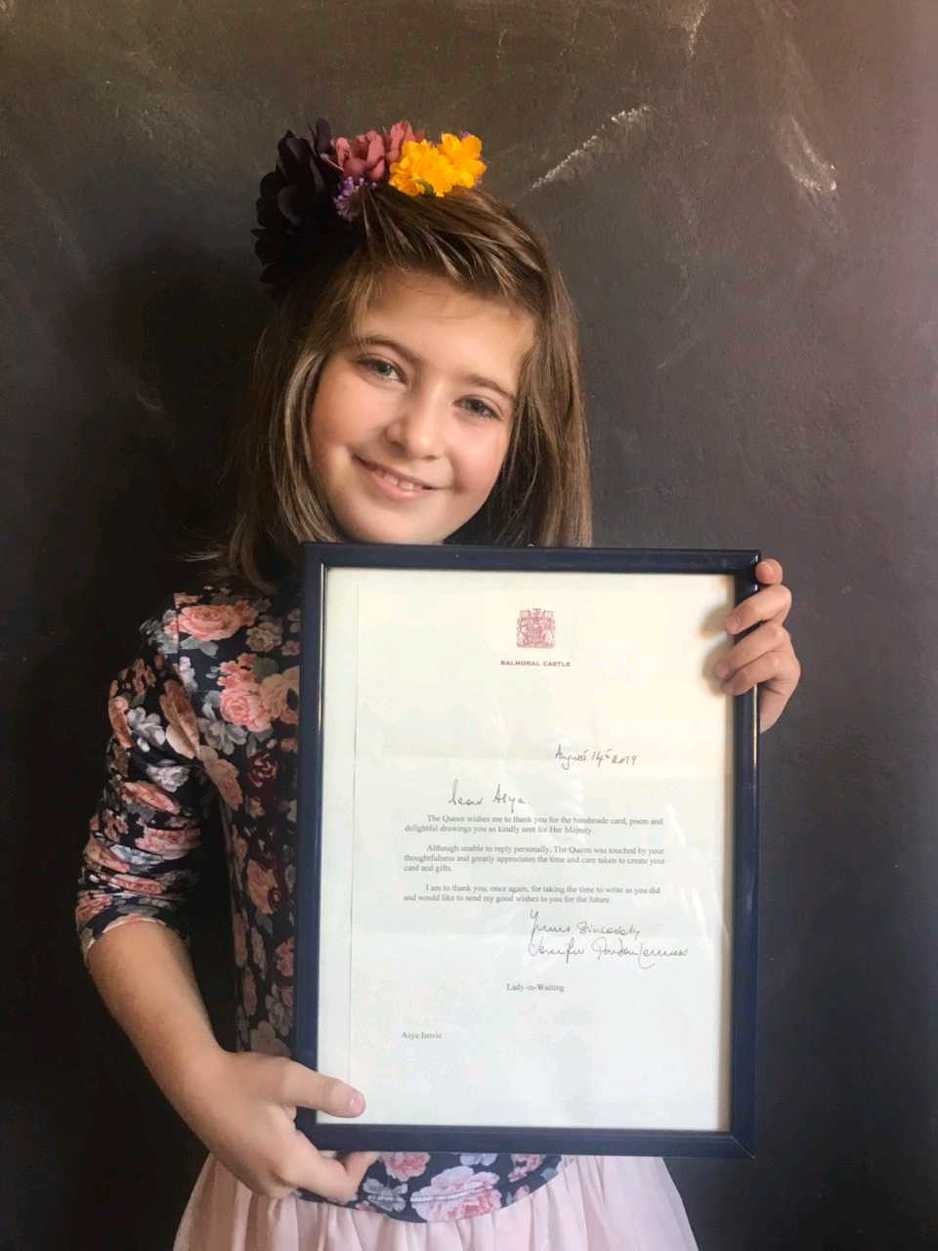 Asya s pismom kraljice Elizabete II